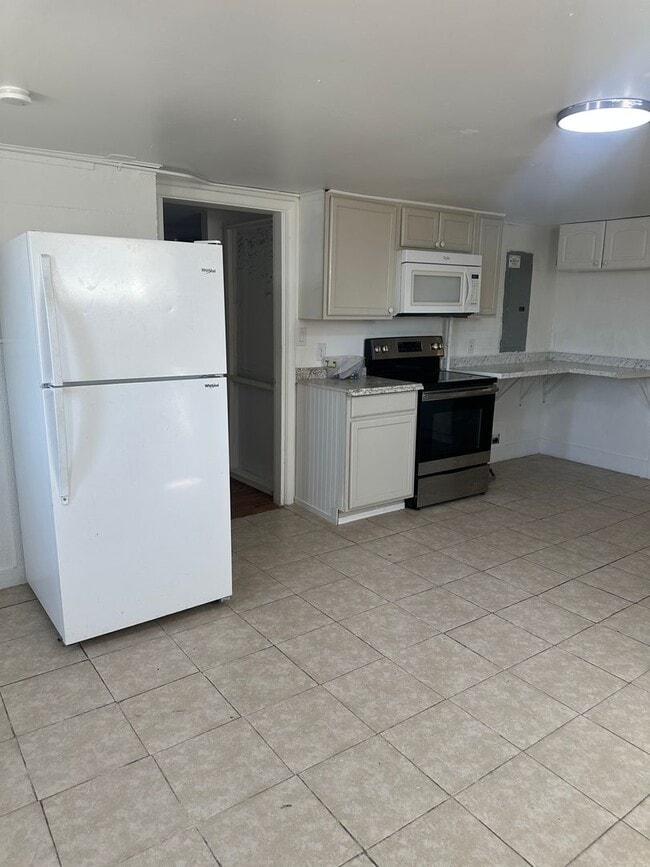 Foto del edificio - Remodeled Basement Apartment, 3 Bedrooms!