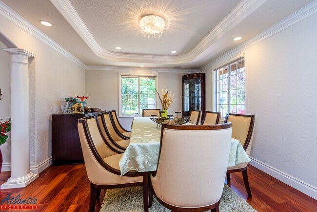Foto del edificio - Stunning Home | Desirable Neighborhood | D...