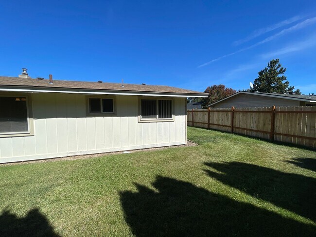 Building Photo - 2452 SW Wickiup Ave