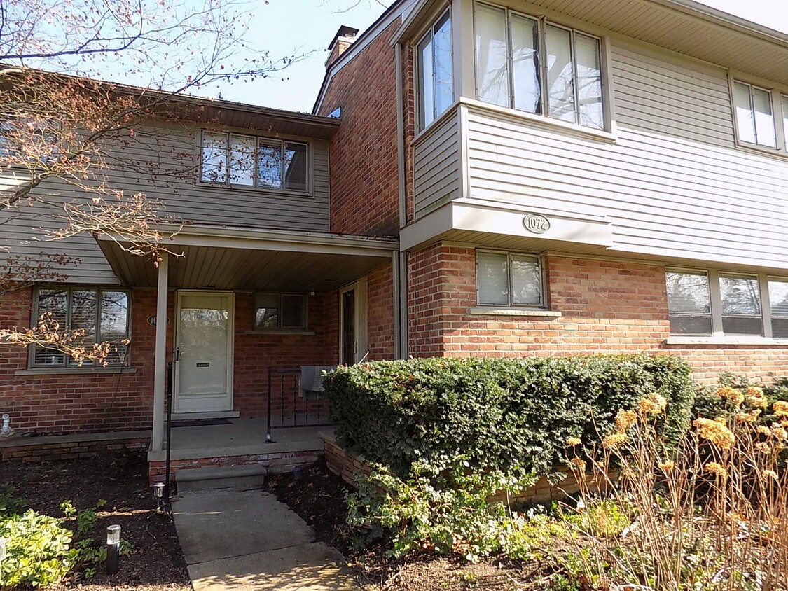 Primary Photo - Spacious 3 bed 1.5 bath condo with garage ...