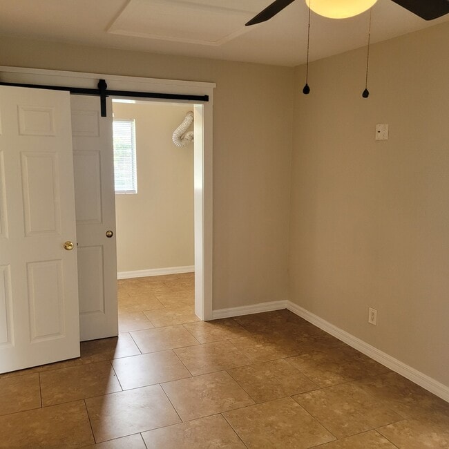 Foto del edificio - 1824 Beachwood Dr
