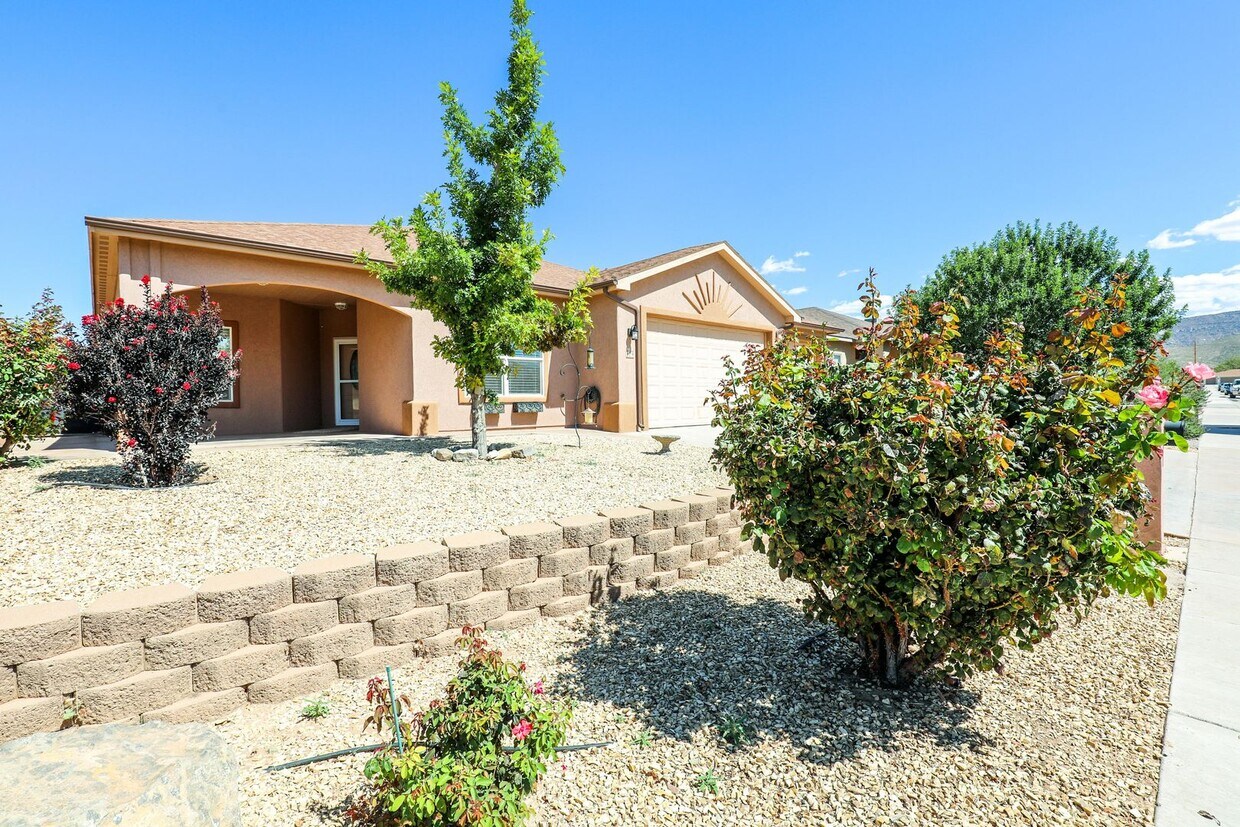Primary Photo - Beautiful 4 bedroom 2 bathroom