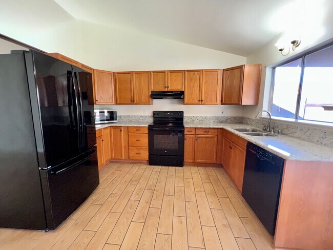 Building Photo - Beautiful 5 BD/2BA w/ Attached Garage & Sw...