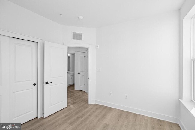 Building Photo - 118 Locke St