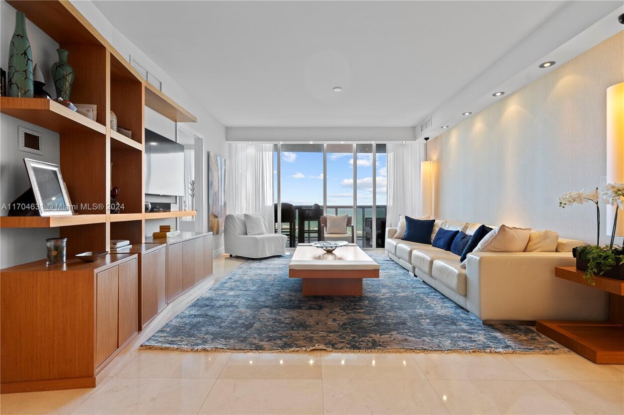 Foto principal - 18201 Collins Ave