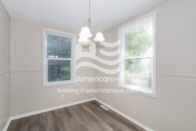 Building Photo - 115 Iroquois St