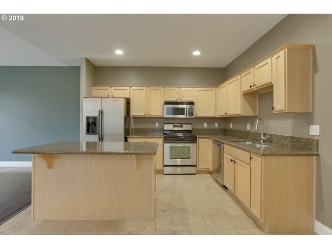 Building Photo - Charming Sherwood End Unit Available NOW S...