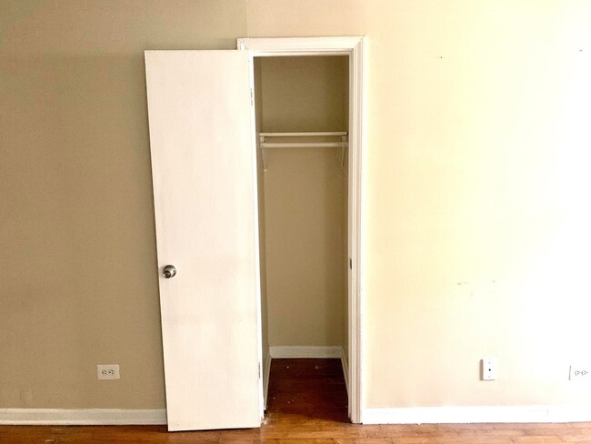 Building Photo - Prime Lakeview location 1bd/1bth, Parking ...