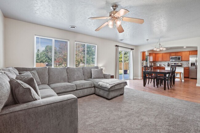 Building Photo - 4bd/2.5ba South Boise Home!