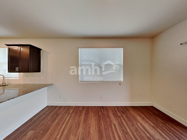 Foto del edificio - 647 W Hackamore Ave