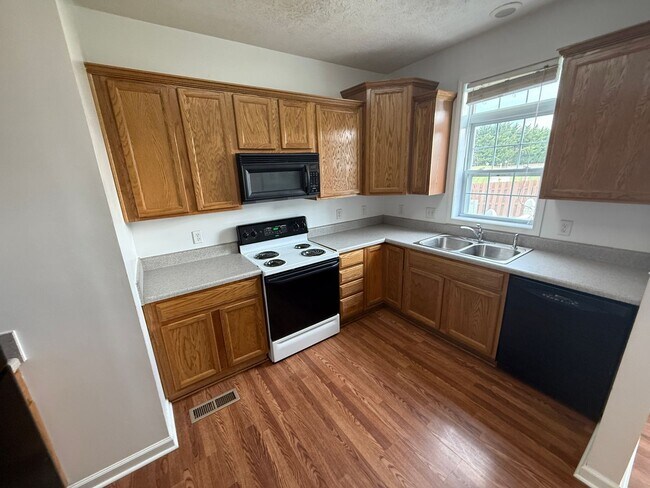 Photo - Lovely Three Bedroom , One and a Half Bath... Apartment