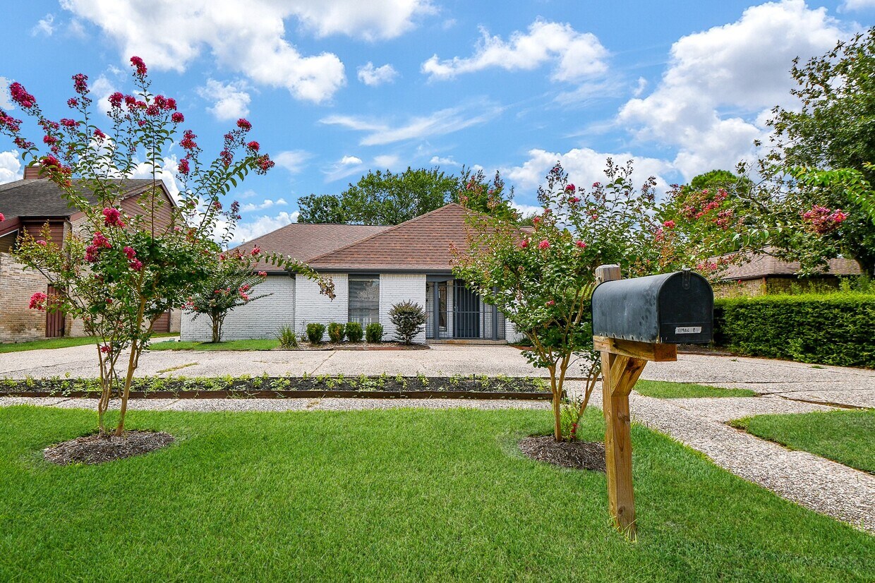Foto principal - 11906 Pepperdine Ln