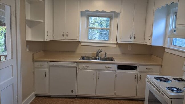 Building Photo - 2 Bed/1 Bath Home in Columbia w/Fence!