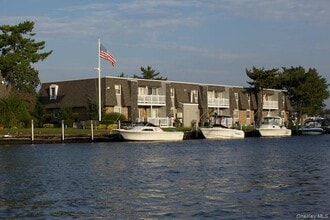 Building Photo - 44 Mainsail Dr