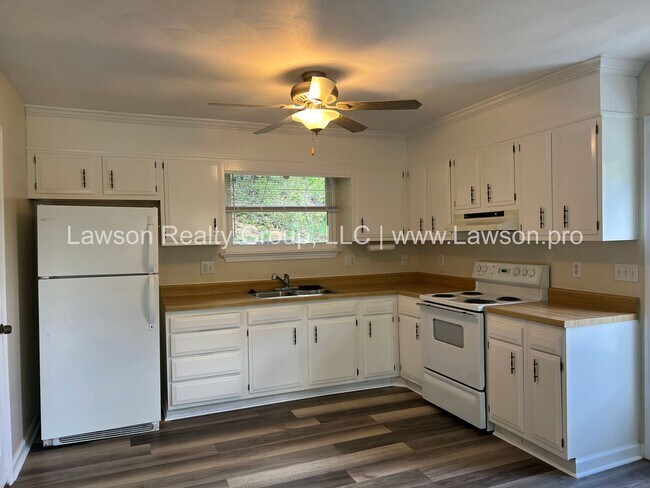 Building Photo - Cozy and Clean on a Cul De Sac-Move In Ready!
