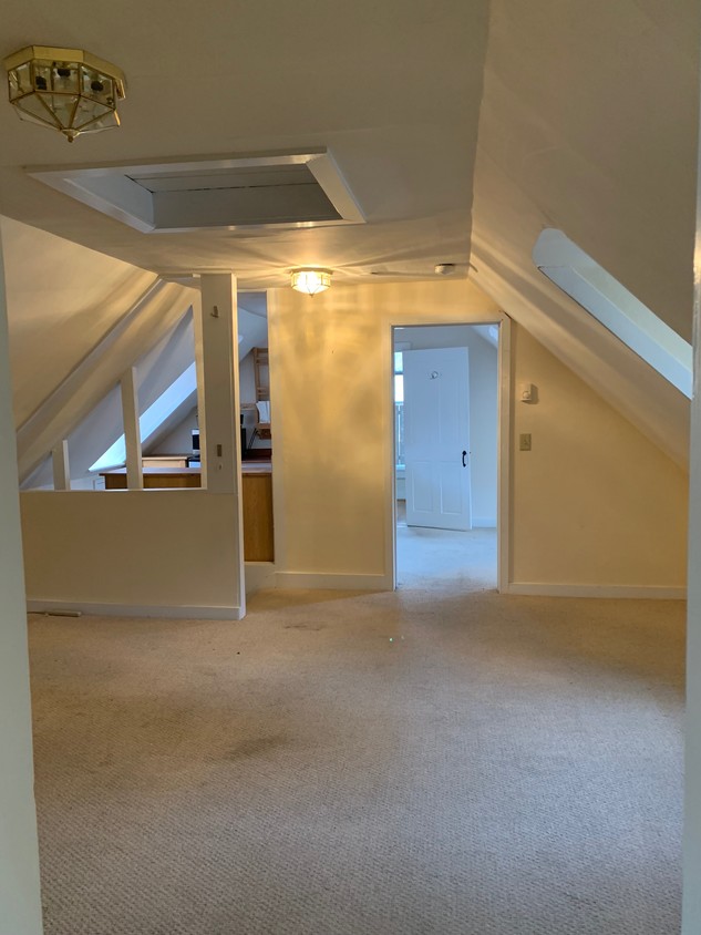Living Room/Stair - 114 High St