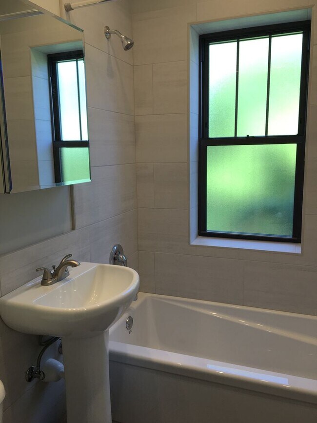 Foto del edificio - 1952 W Wilson Ave