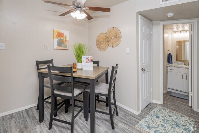 1 habitación, 1 baño - 544 pies cuadrados - Área de comedor - Tudor Crossing Apartments