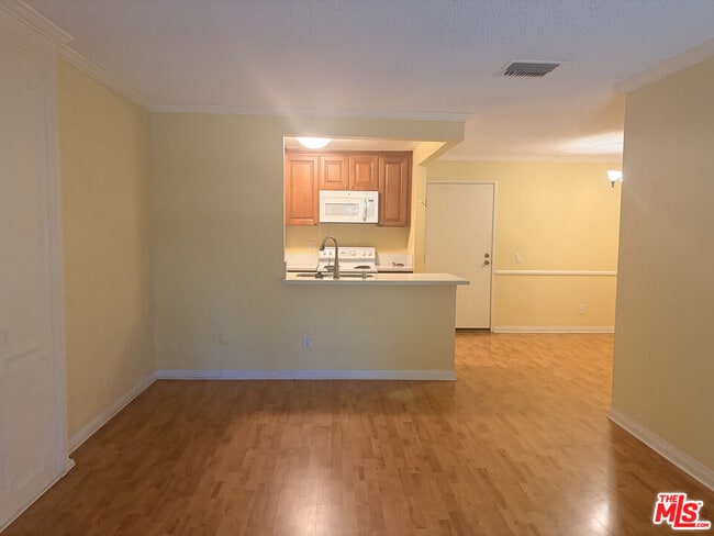 Building Photo - 805 Temple Terrace