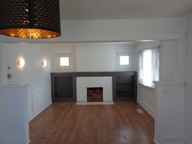 Building Photo - 403 E Emerson Ave