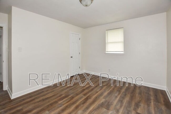 Building Photo - 936-938 Schumann Dr