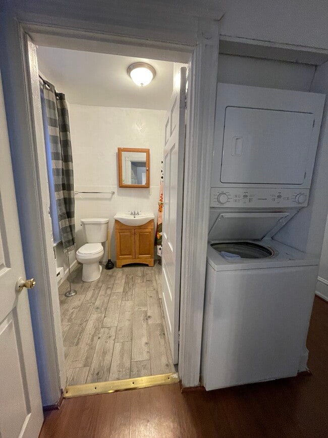 laundry unit - 4439 Spruce St