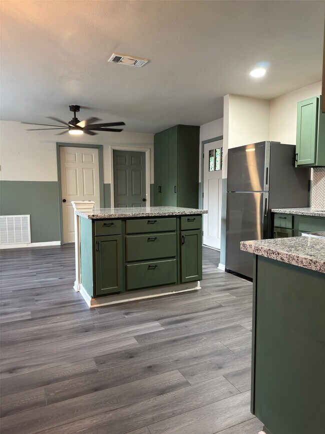 Foto del edificio - 7403 Backstrom St