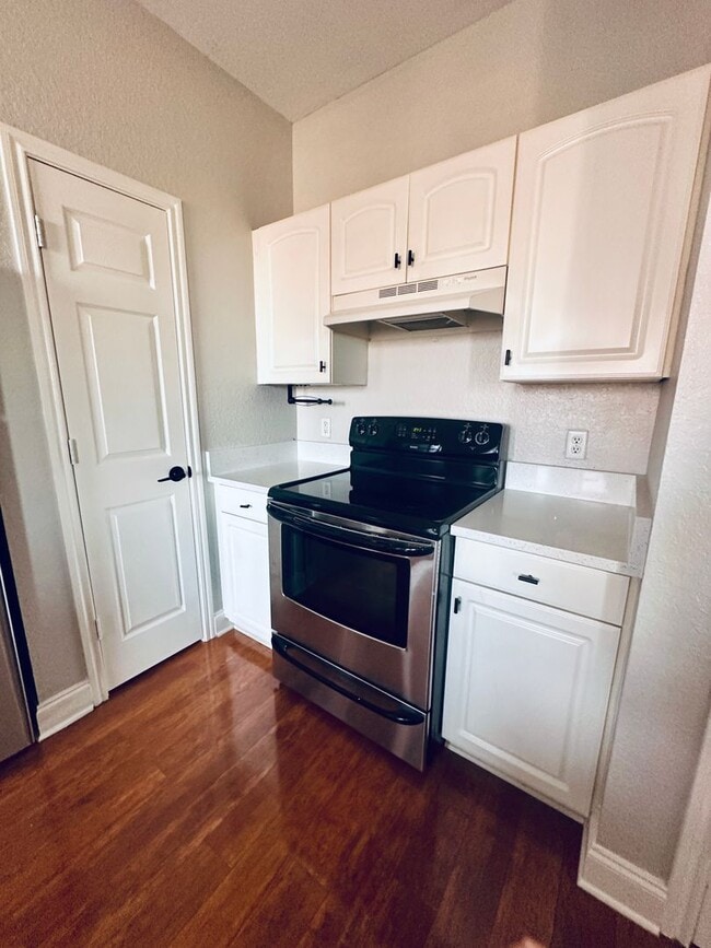 Foto del edificio - Elegant 1Brm 1Ba wood floors, quartz counters and more!