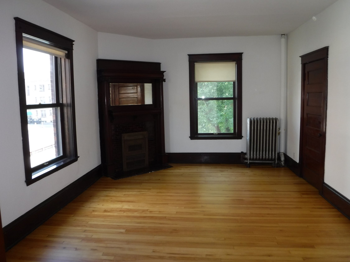 Living room 12 x 17 - 1303 Yale Pl