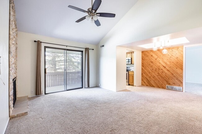 Foto del edificio - Top Floor Condo Near Bus Line