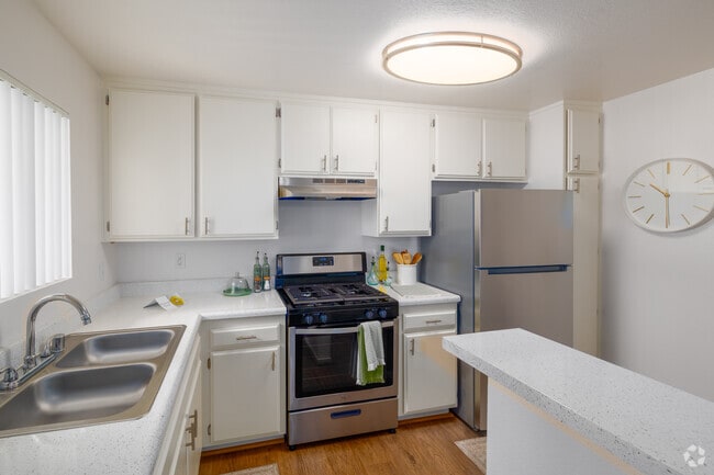 2BR, 2BA - 580SF - Kitchen - Riverpark