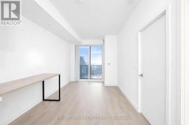 Photo du bâtiment - 8 Eglinton Ave E