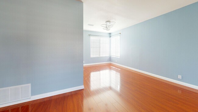 Foto del edificio - Spacious 5-Bedroom Family Home Available for Long Term Rent!