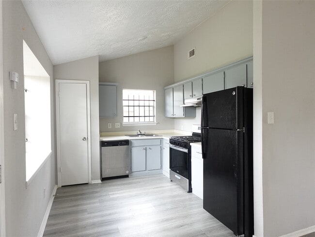 Building Photo - 10811 Thorncliff Dr