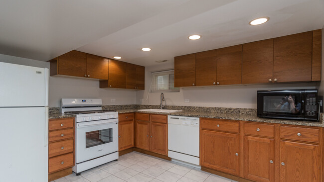 Building Photo - 5749 N Artesian Ave