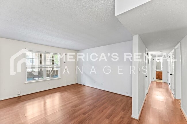 Building Photo - Move-In Ready 2-Bedroom in the Heart of Hoover!