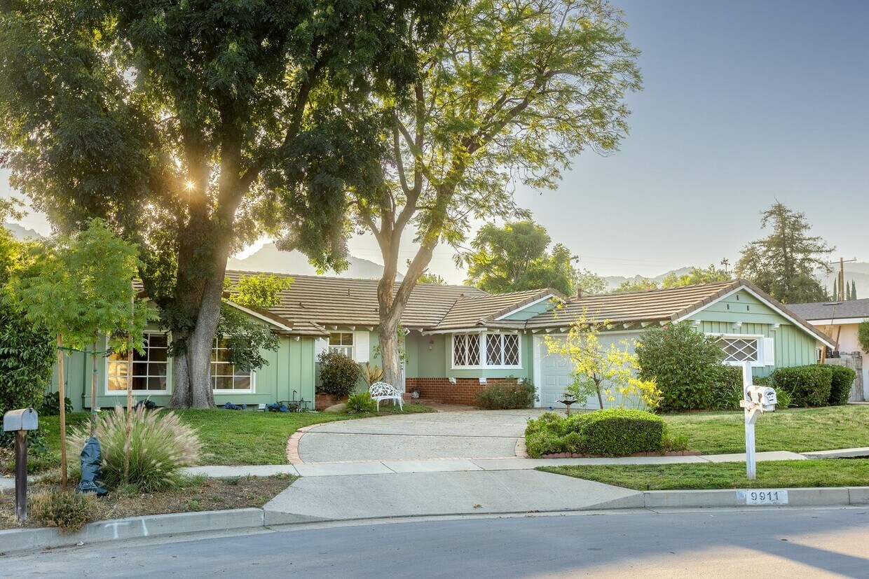 Foto principal - Charming Rustic 3BD/2BA Home in Peaceful C...