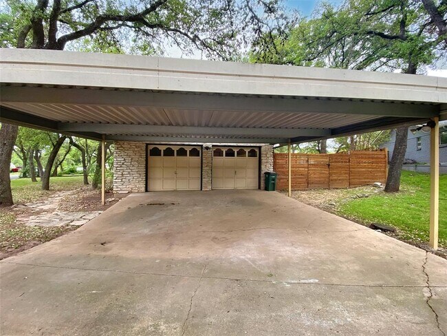 Building Photo - 6008 Oakclaire Dr