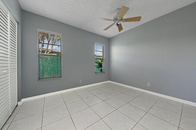 Foto del edificio - 900 NE 8th Ave