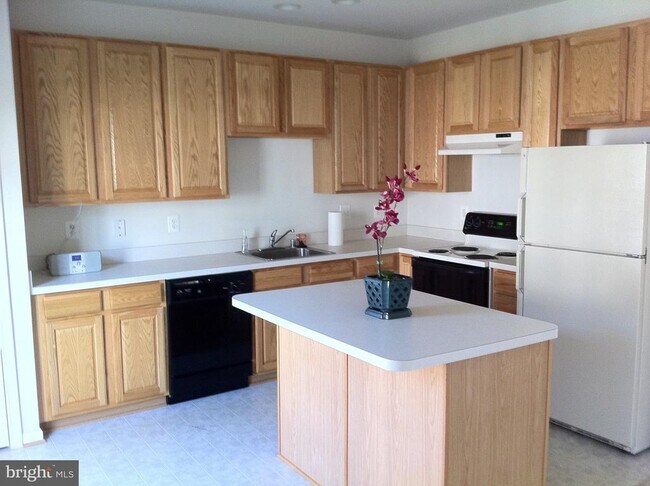 Building Photo - 7714 Valley Oak Dr