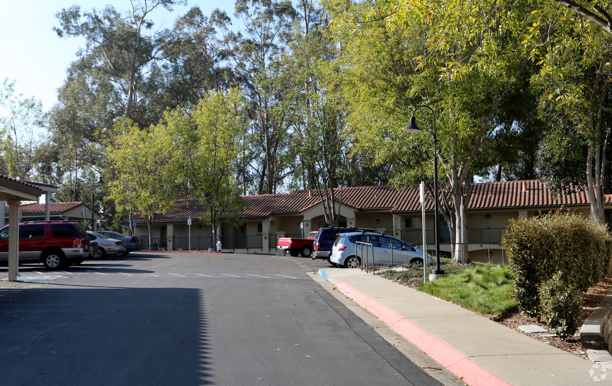 Foto del edificio - Pinole Grove Senior Housing