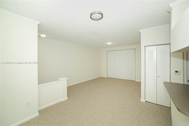 Foto del edificio - 17145 N Bay Rd