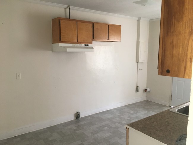 Eat in Kitchen with w/d hookup - 2220 S Madison St