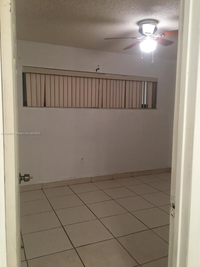 Foto del edificio - 650 NE 149th St