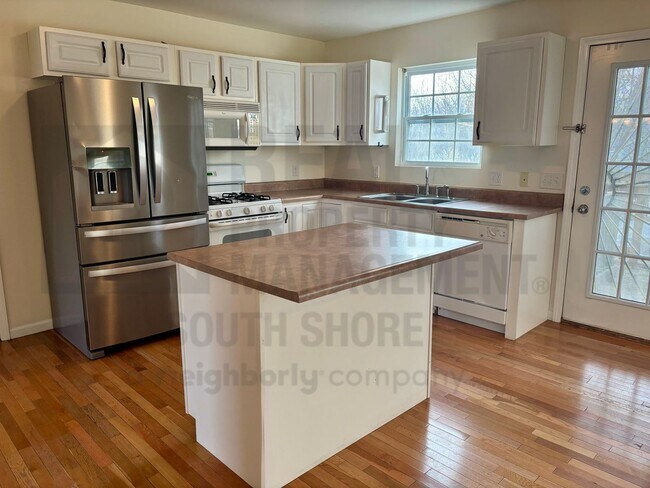 Building Photo - Sunlight, Space, and a Backyard Made for Gathering - 4 bed/2.5 bath