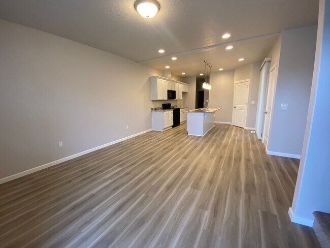 Building Photo - WELCOME TO THE GLEANNS AT BARBERRY!