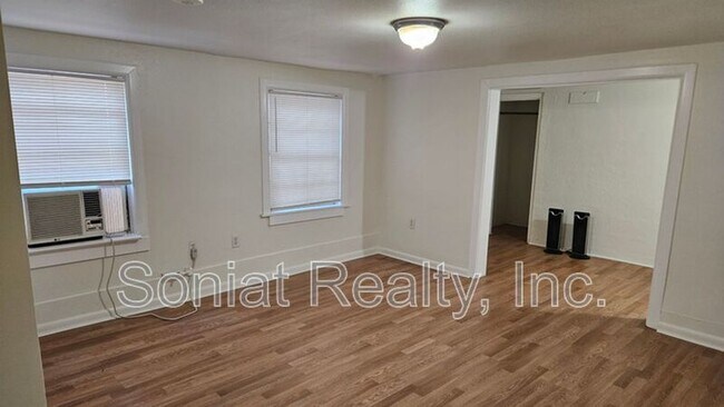 Foto del edificio - 230 N Alexander St