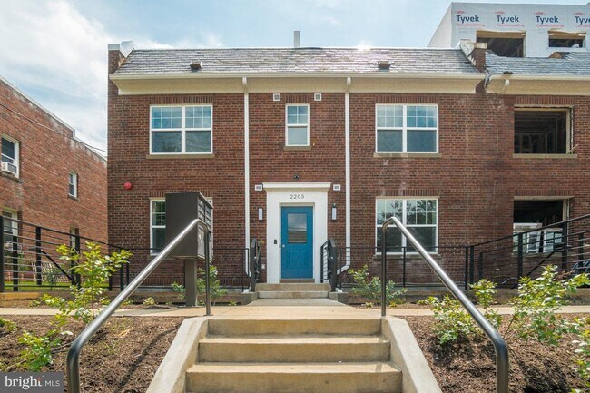 Foto del edificio - 2205 40th Pl NW