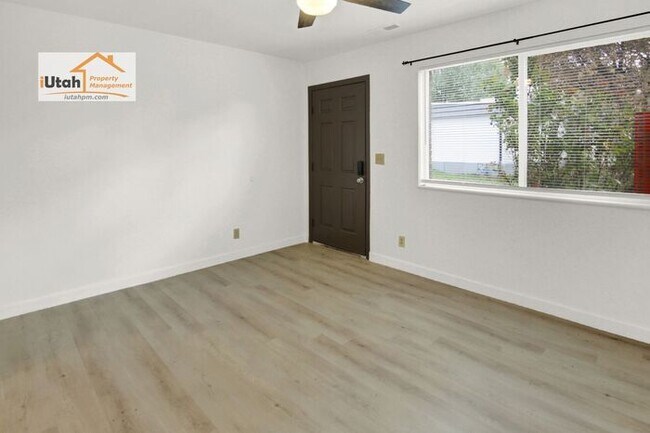 Building Photo - 2 bedroom 1 1/2 bath Apartment Private dog...
