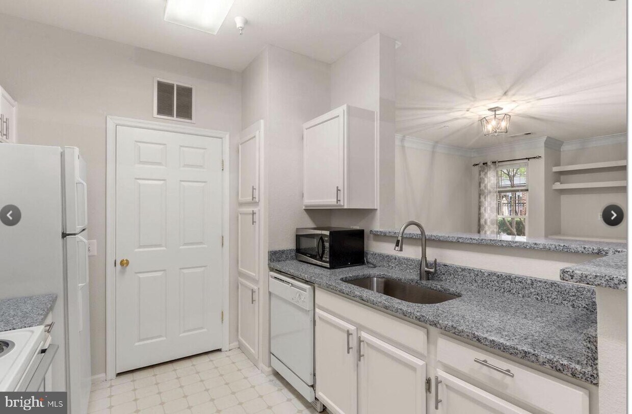 1600 Spring Gate Dr. Unit 2110, McLean, VA 22102 Room for Rent in